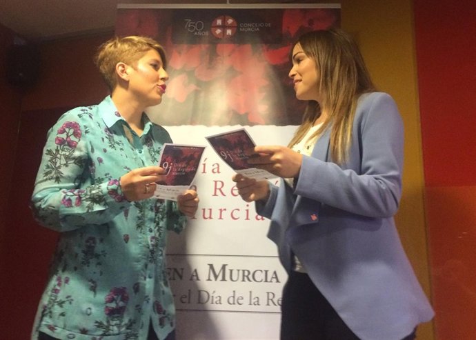 Noelia Arroyo y Rebeca Pérez presentando actividades Día de la Región