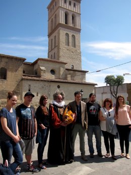 Miguel Sáinz, con miembros de Sapo Producción y voluntarios