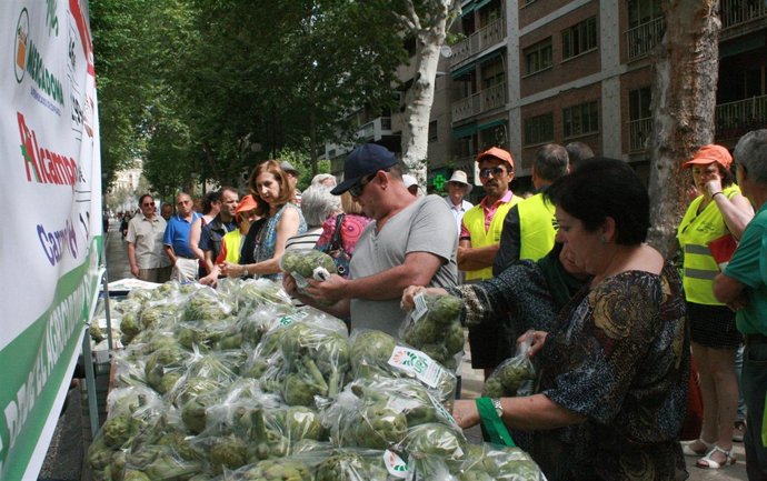 Protesta de UPA con alcachofas en Granada
