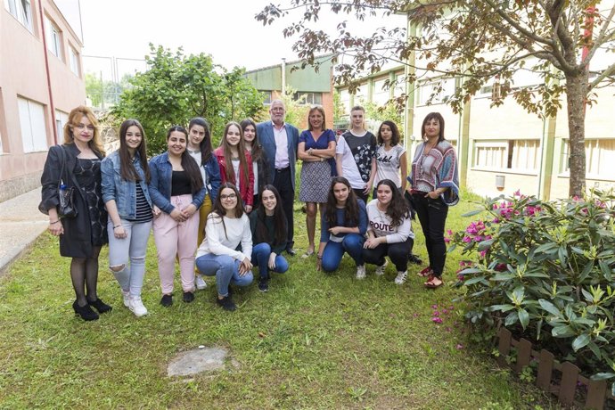 El consejero de Educación en el jardín botánico didáctico del IES José del Campo