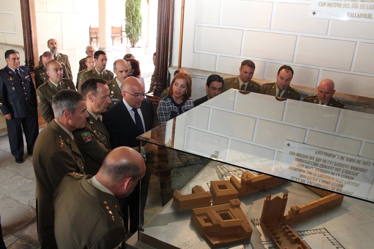 Acto de presentación de la maqueta con distintas autoridades. 