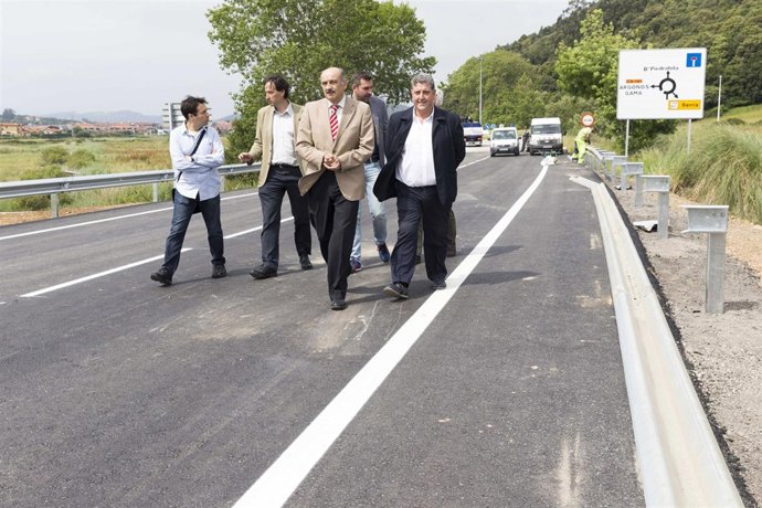 Mazón supervisa los trabajos en la carretera de Berria