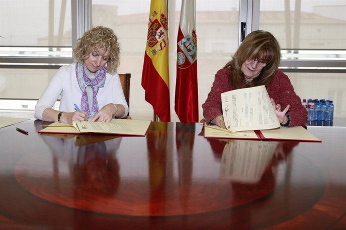 La vicepresidenta firma el convenio con ADANER