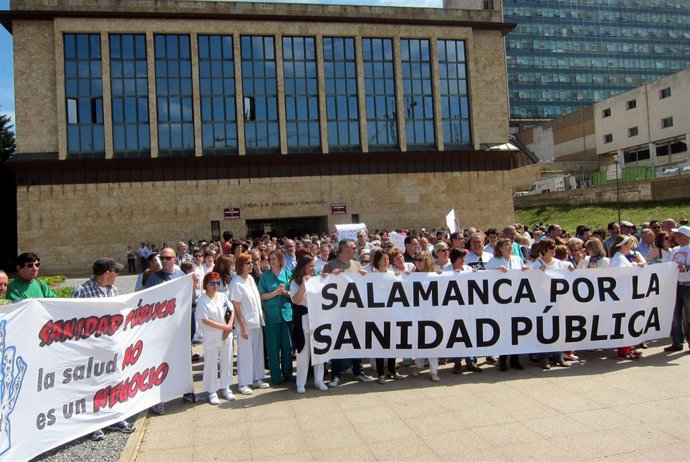 Concentración de la Plataforma de Salamanca en defensa de la sanidad pública.