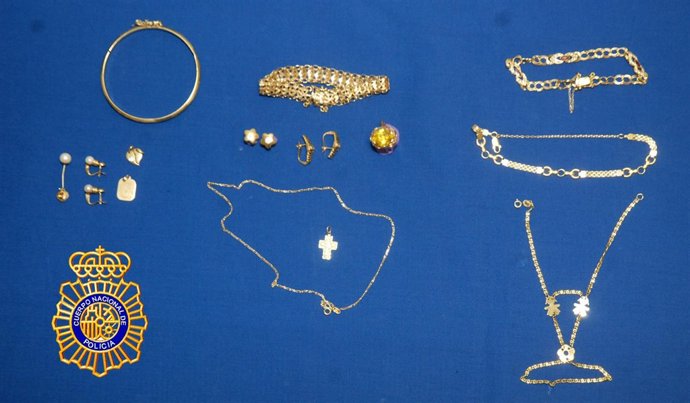 Joyas ocupadas a los tres detenidos. 