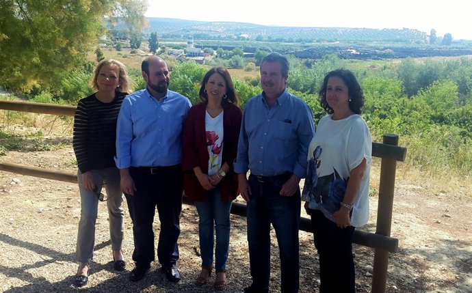 Navarro (c), con otros miembros del PP, con el cementerio de neumáticos al fondo