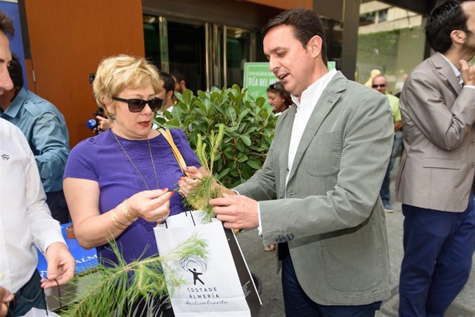 Javier Aureliano García ha participado en el reparto de árboles.