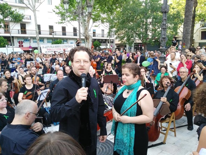Concierto reivindicativo de la ROSS en la Plaza Nueva