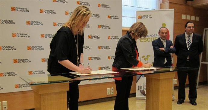 Marta Gastón y Mayte Pérez firman el convenio.