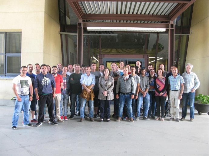 La consejera, con los alumnos participantes en el curso.