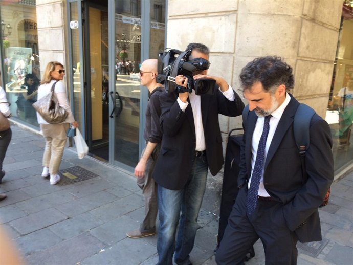 Quim Cuixart (Òmnium) saliendo de la reunión