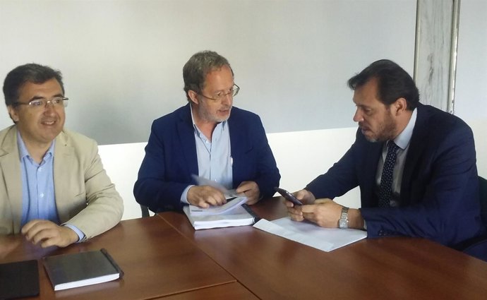  Ángel Marinero, Manuel Saravia Y Óscar Puente En La Reunión De La SVAV