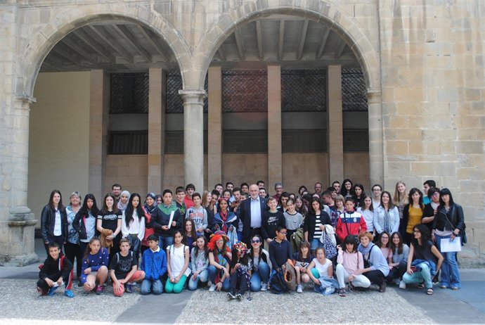 El consejero de Educación con el alumnado y profesorado participante