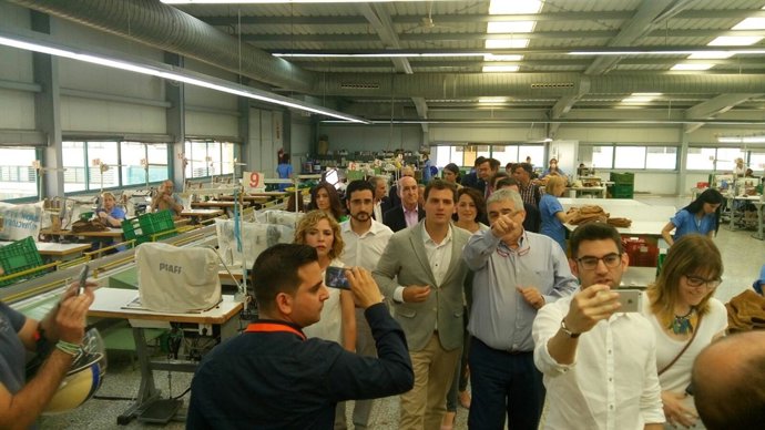Albert Rivera, con una chaqueta gris, escucha las explicaciones en una fábrica