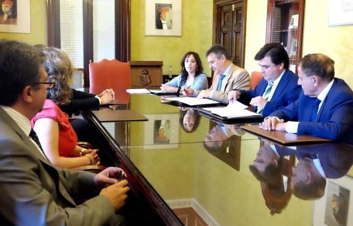 El director general de Endesa, Francisco Arteaga, firma un convenio en Huelva.