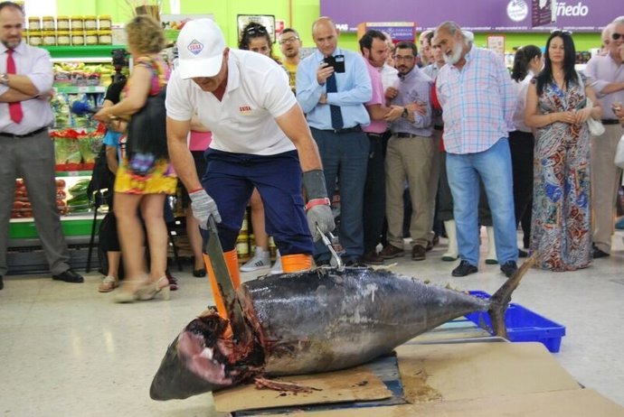 Ronqueo de atún en supermercados MAS, en Sevilla.