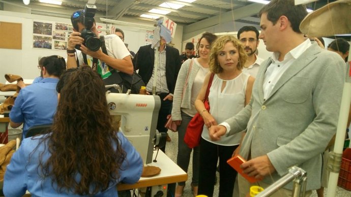 Albert Rivera conversa con Marta Martín, en una fábrica de zapatos en Elche