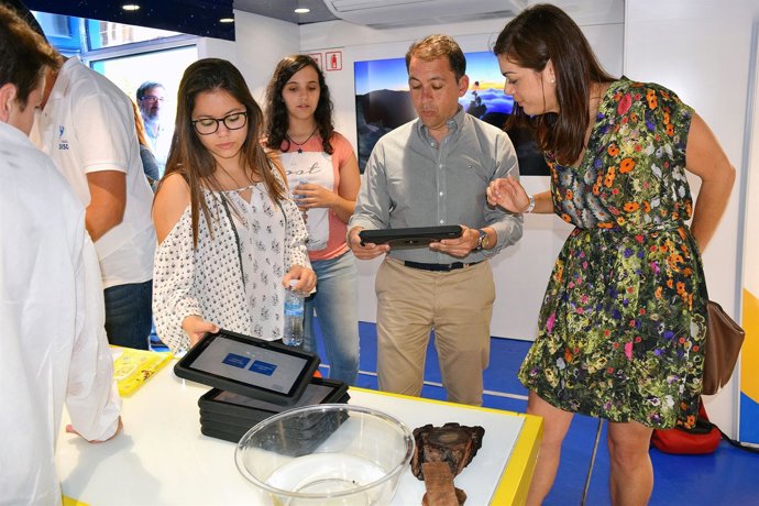 Bermúdez visita un stand de la feria