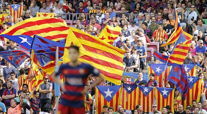 Banderas esteladas durante un partido de fútbol en el Camp Nou