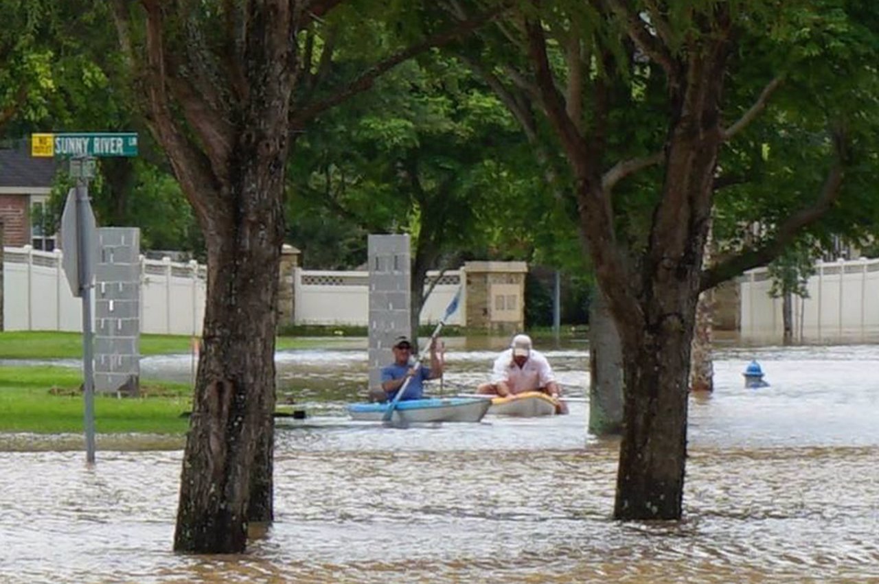 Personas en barca por las inundaciones en el condado de Fort Bend, Texas