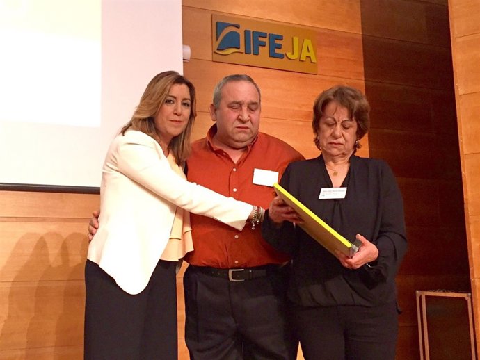 Susana Díaz (i) con  los padres de José Manuel Campos.