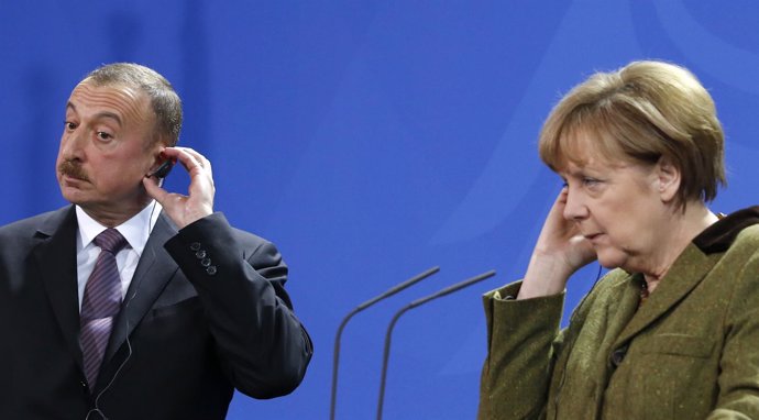 Aliyev junto a Merkel en una 