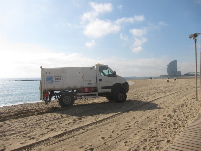 Camión de Medio Ambiente / Medi Ambient en la playa de Barcelona
