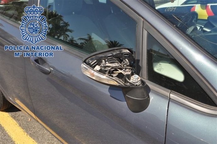 Uno de los vehículos dañados