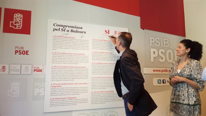 Pere Joan Pons firma los diez compromisos del PSIB para Baleares