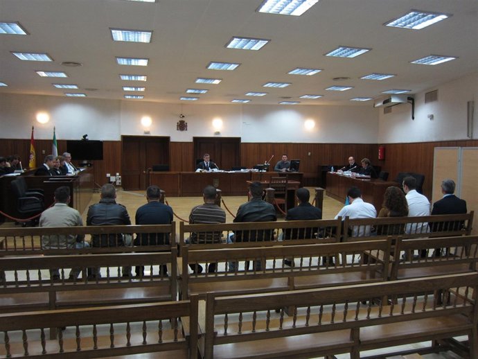 Juicio a los acusados de tener sexo con una menor, con el agente policial a dcha