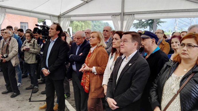 Mercedes Fernández, en el centro