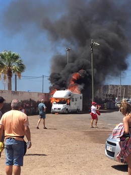 Una autocaravana se incendia en Las Teresitas