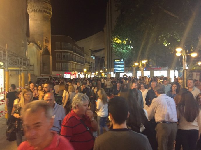 Multitud de gente en la quinta edición de la Shopping Night Centro Córdoba