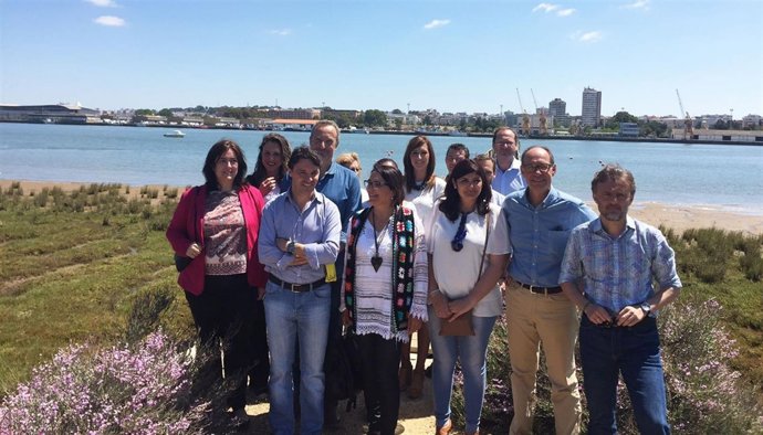 Miembros del PSOE durante la visita en Huelva