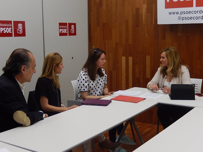 Reunión de la candidata del PSOE de Córdoba María Jesús Serrano
