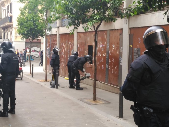 Los Mossos d'Esquadra en el Banc Expropiat de Gràcia