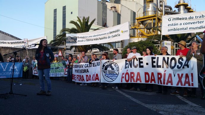 Llegada de la manifestación a la fábrica de Ence en Pontevedra