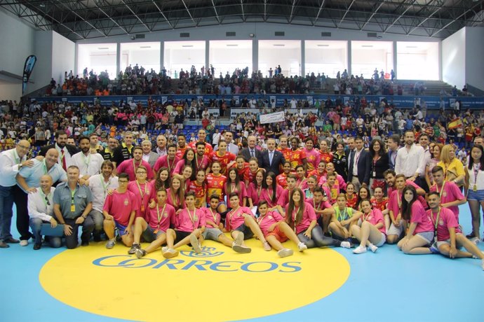 Encuentro de balonmano femenino en Málaga