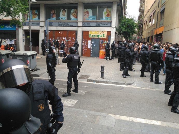 Mossos a las puertas del 'Banc Expropiat'