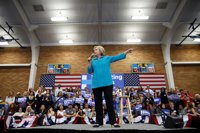 Clinton ensalza a Reagan y a los Bush para descalificar a Trump