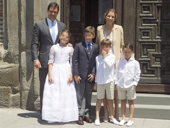 Luis Alfonso de Borbón y Margarita Vargas, de emotiva comunión de su hija