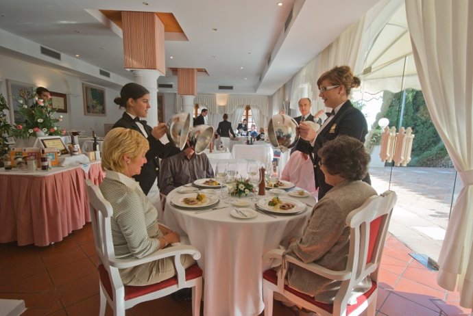 Alumnos en el restaurante de la escuela de hostelería La Cónsula