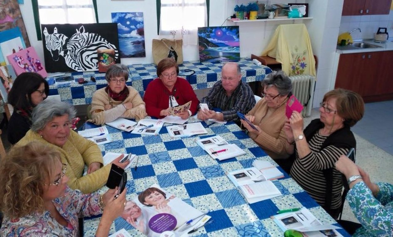 Mayores aprenden a usar los móviles inteligentes Arrabal