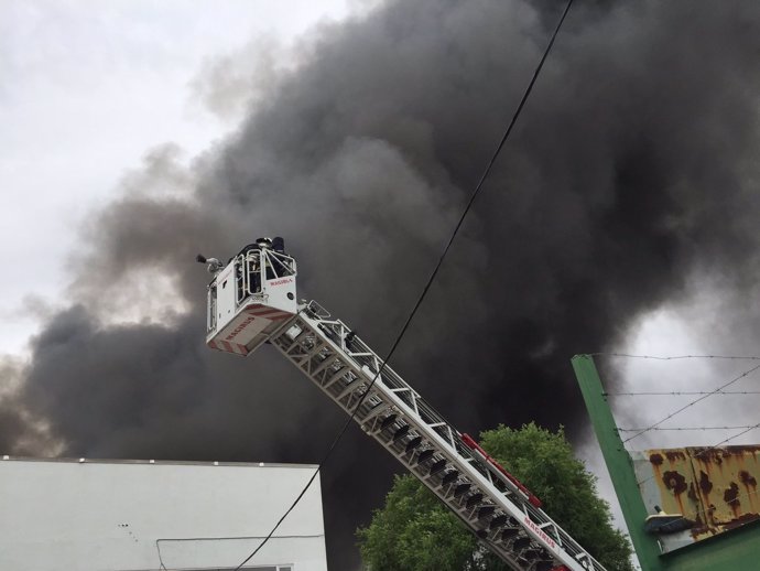 Incendio en un polígono en Alcalá