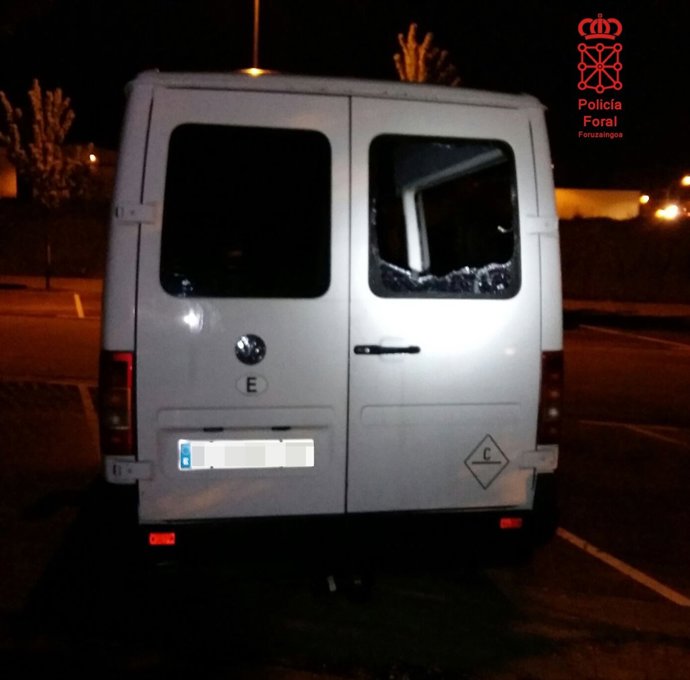 Vehículo dañado por uno de los detenidos