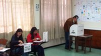 El expresidente Alan García acude a votar en la segunda vuelta electoral de Perú