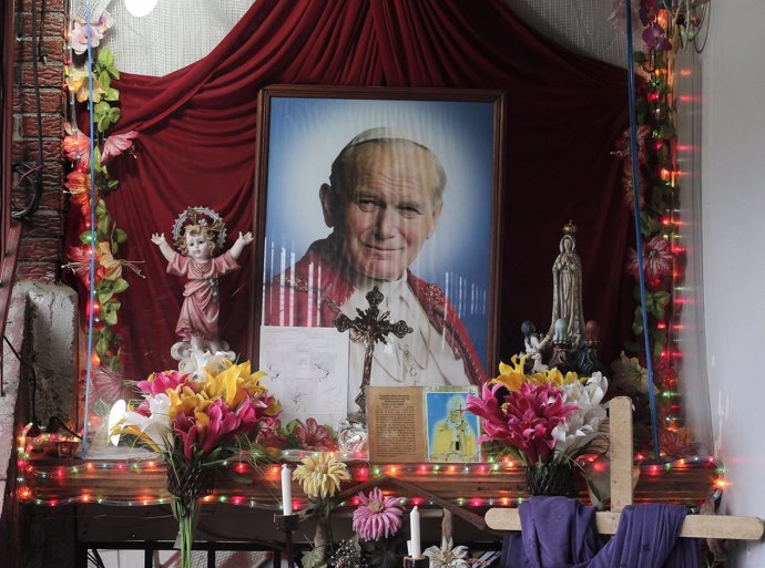 Altar con imagenes de Juan Pablo II