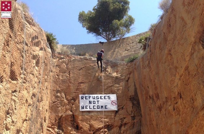 Bomberos de Castellón retiran una pancarta en contra de la llegada de refugiados