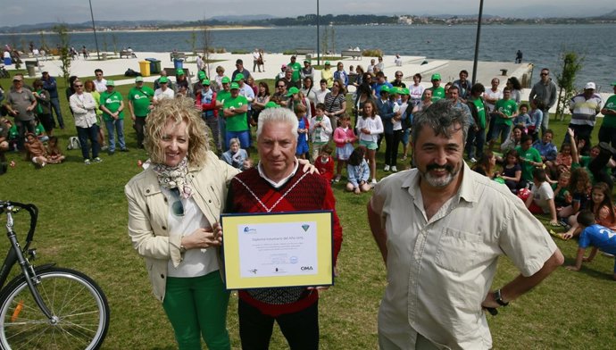 Díaz Tezanos y García entregan a Javier Urbaneja el diploma de Voluntario del Añ