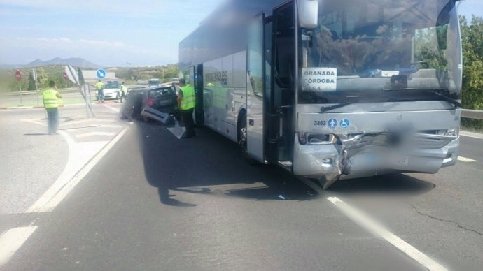 Accidente con un autobús en Íllora (Granada)
